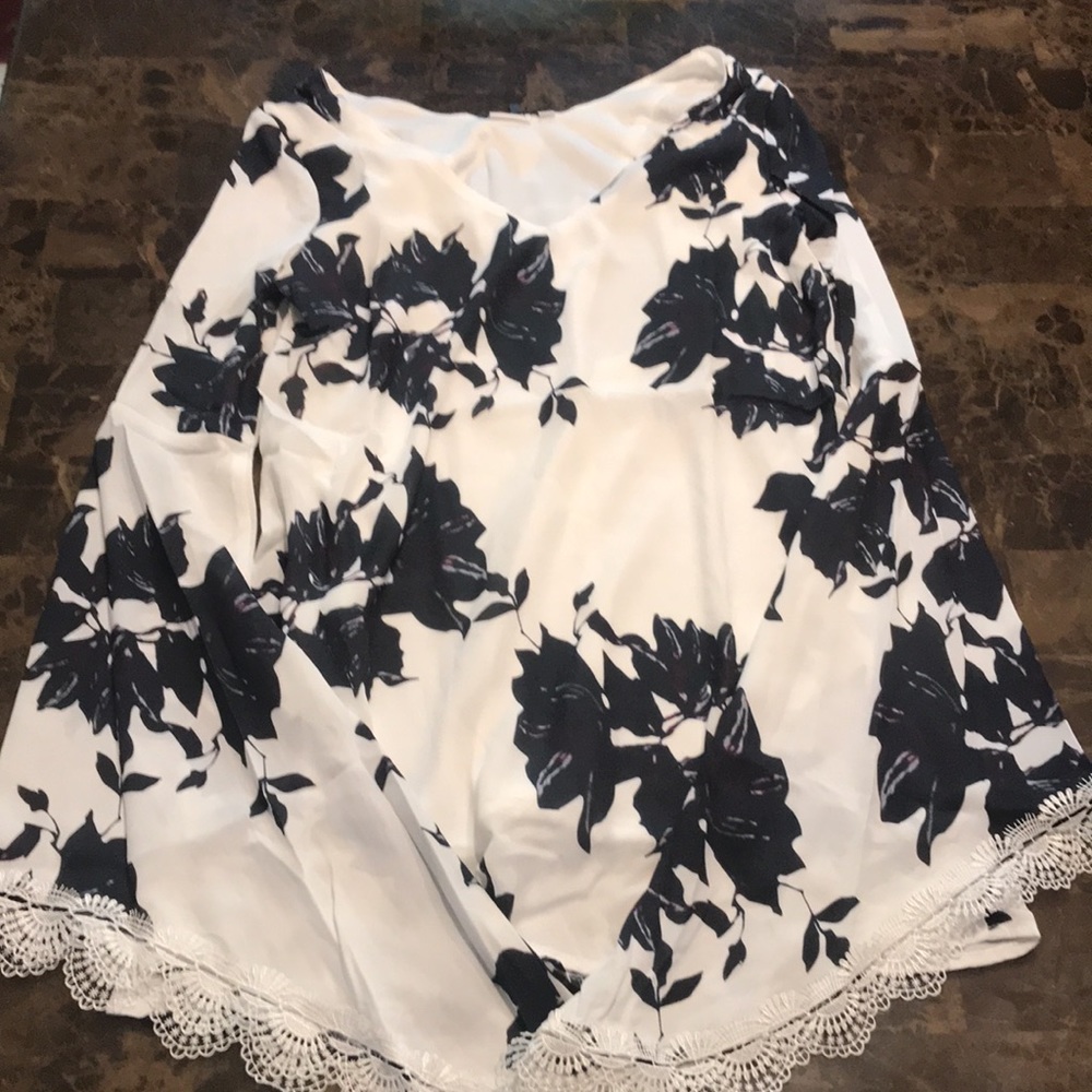 🎉Black and White Floral Flare Sleeve Top! - Picture 4 of 7